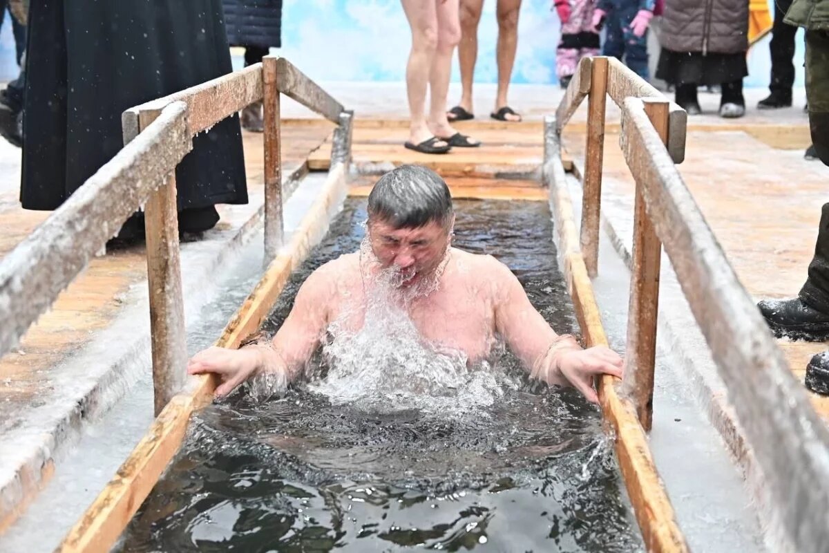    Глава Бурятии Алексей Цыденов окунулся в иордань на Крещение