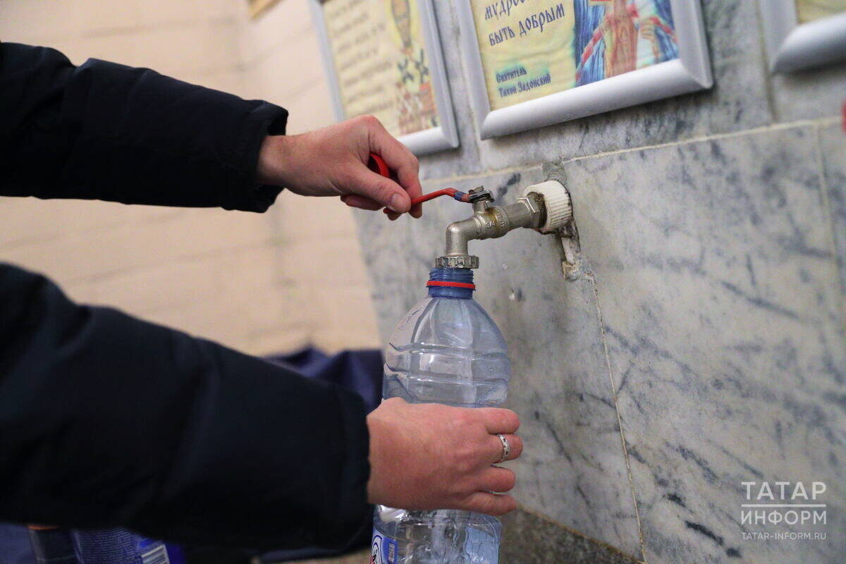 ​«Святую воду принято употреблять в пищу. Это Божественная благодать, которую Господь нам дает, которую мы можем в себя принимать». Фото: © «Татар-информ»