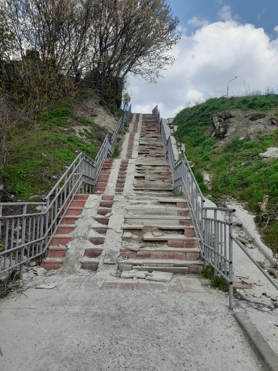 Путь к здоровью - это лестница. Такая же крутая и высокая, с разбитыми ступеньками.