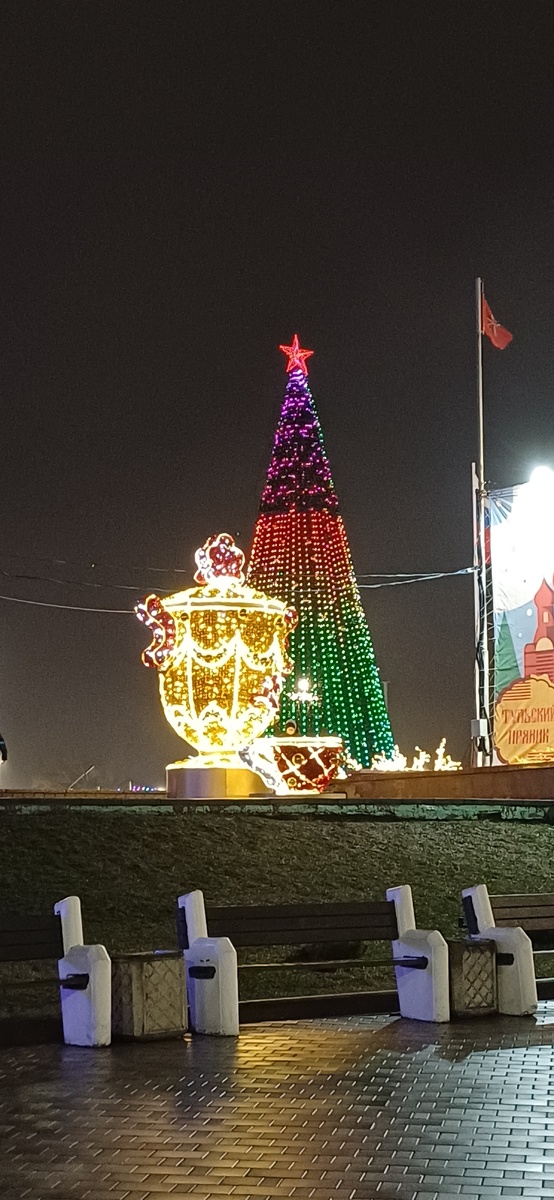 Тот самый тульский самовар под главной ёлкой в центре Тулы мокнет под крещенским дождиком