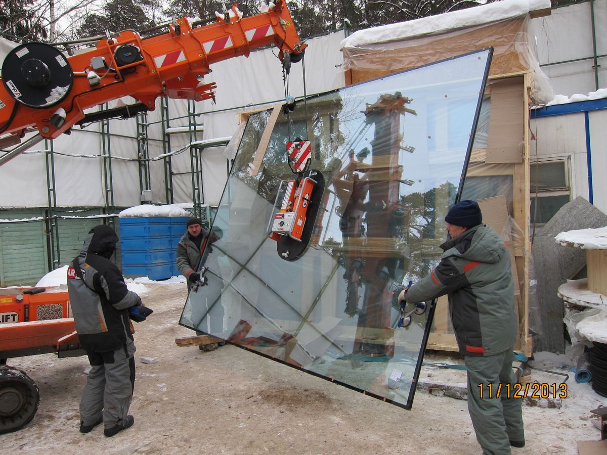 Руками такое стекло не поднять