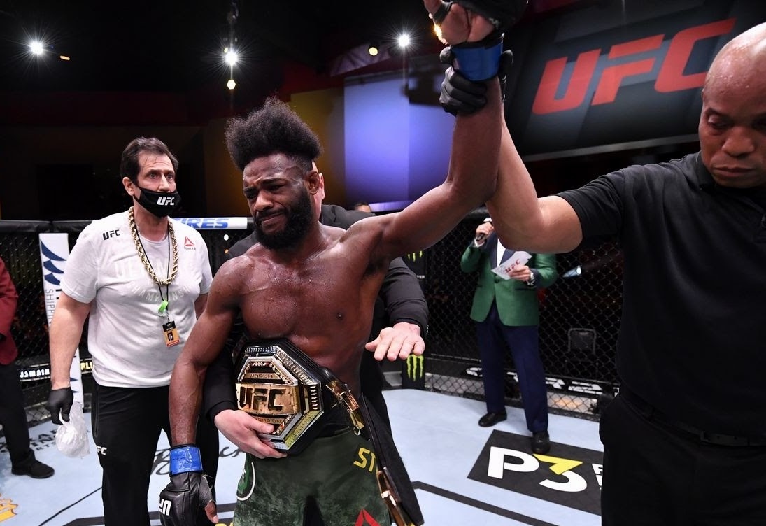 Алджемейн Стерлинг завоевывает титул чемпиона UFC. Фото из свободных источников