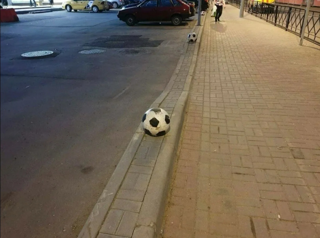 Типа таких шаров раскрашивал подлянщик- травматолог в смешном ролике. Если будет желание- найдите и посмотрите.Фото- интернет