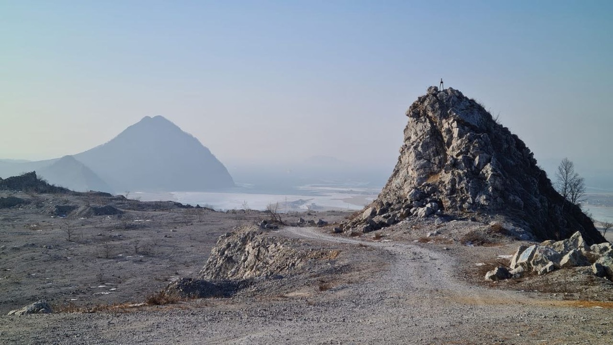 Вид на горы Сестра и Племянник с горы Брат зимой