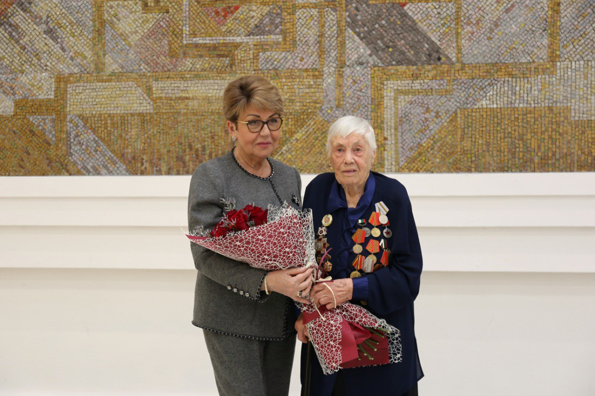 Л.А. Осипова с Послом России в Болгарии Э.В. Митрофановой.