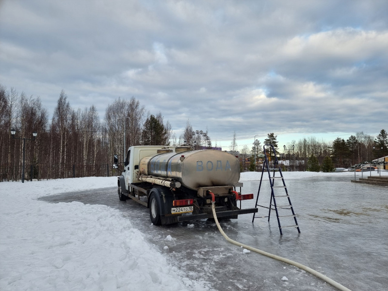    Жители Петрозаводска выстроились в очередь за святой водойИрина Яковлева
