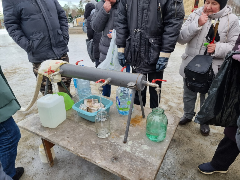    Жители Петрозаводска выстроились в очередь за святой водойИрина Яковлева