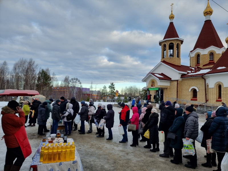    Жители Петрозаводска выстроились в очередь за святой водойИрина Яковлева