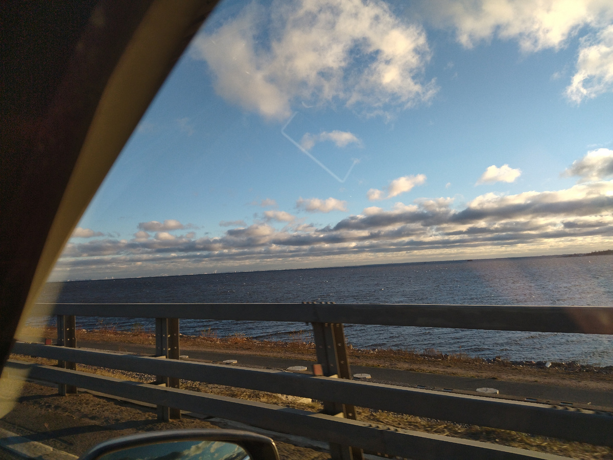 КАД и вид на Невскую губу. Кто-то считает, что это уже Финский залив.