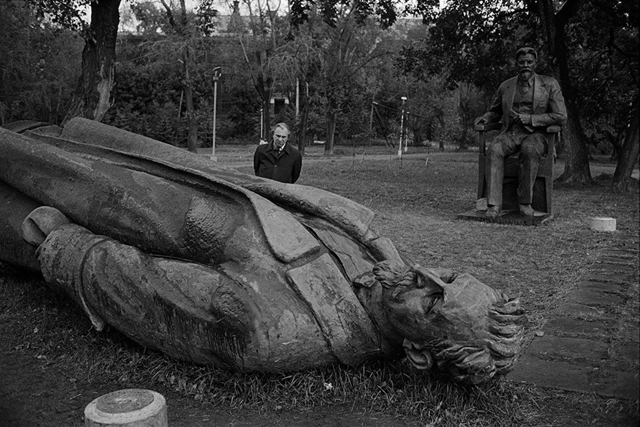 Поверженный Феликс у Музеона, 1991 © Лео Эркен