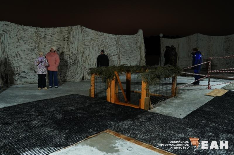    Рядом с каждым местом омовения дежурят медики и спасатели