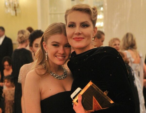    Рената Литвинова с дочерью. Фото: flipboard.com
