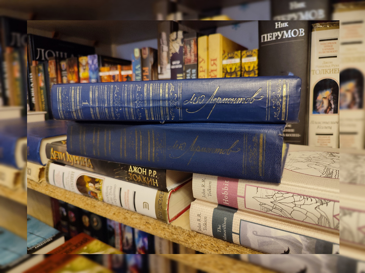 Фото из моей личной коллекции. Публикация фото преследует в информационные цели. На фото моя книжная полка и книги из коллекции. М.Ю. Лермонтов, Сочинения, том 1 и 2, Москва, издательство "Правда", 1988г. Тексты и научный аппарат томов подготовлены издательством "Художественная литература" при участии Института русской литературы (Пушкинский дом). Составление и комментарии И С. Чистовой. Подробнее о книгах указано в статье.