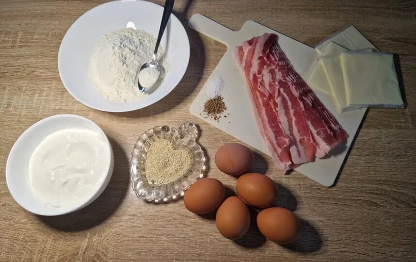    Продукты для приготовления бейглов с беконом и яйцом.Виктория Мельникова