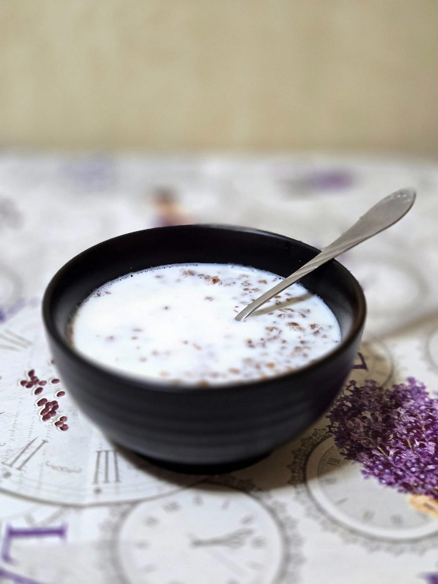 Гречка с молоком каждое утро, хороший источник углеводов, магния и белков.