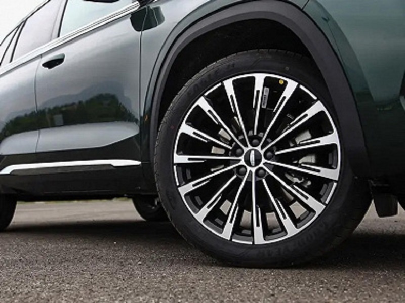 Обновлены колесные диски, предлагаемые только в диаметре R20 с размерами шин 245/45.