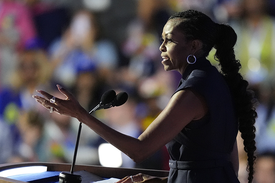 Мишель Обама во время выступления на национальном съезде Демократической партии США. | Фото: Charles Rex Arbogast/AP/TASS