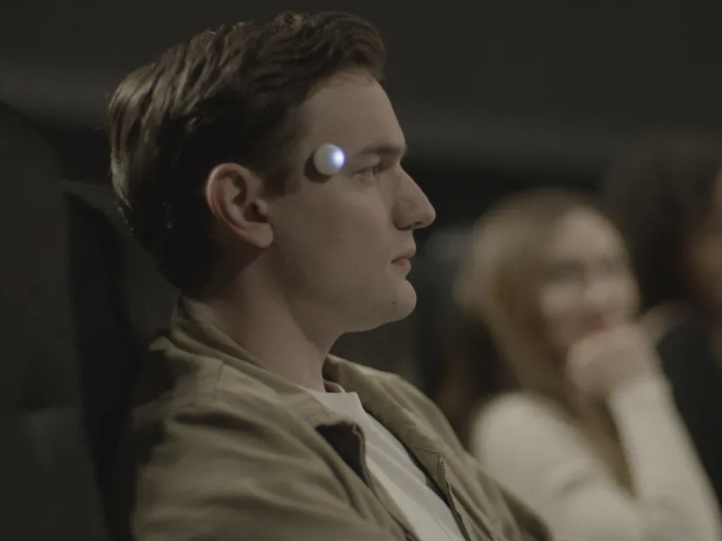    Персональный ИИ-помощник Omi крепится прямо к виску