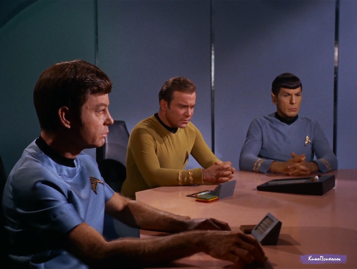 "Star trek", скриншот. Доктор Маккой, капитан Кирк, Мистер Спок слушают показания мичмана.