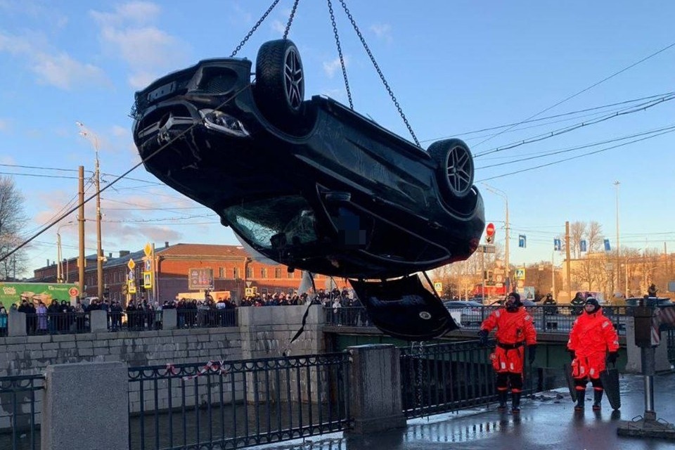    Полиция задержала водителя по делу о ДТП в Петербурге, в котором утонул "Мерседес" с матерью и дочкой. Фото: МЧС России