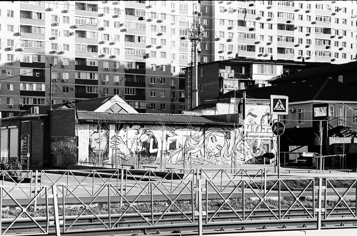 Уличная графика и геометрия Музыкального #olimpusis3000 #silberra