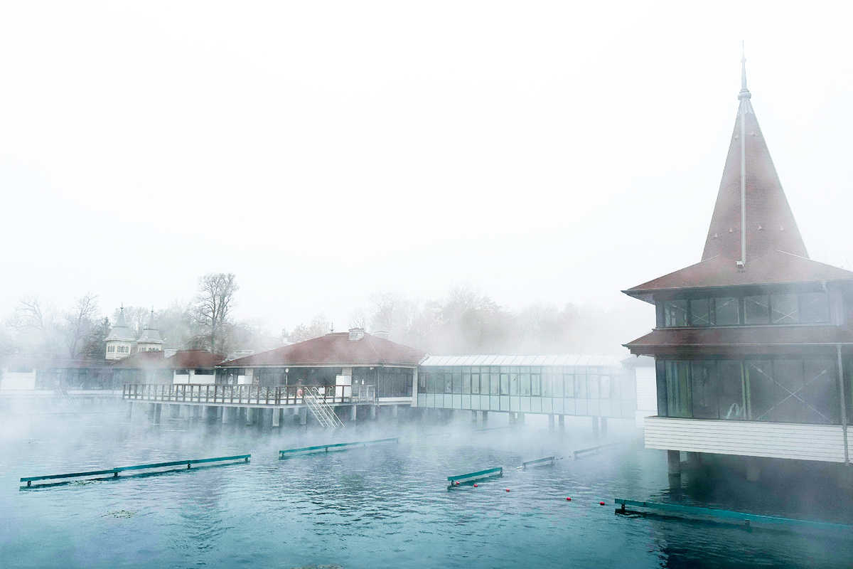 Горячая вода в прохладном воздухе парит