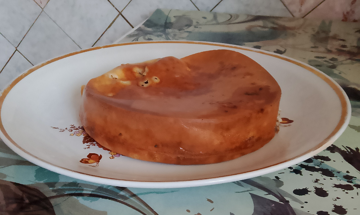 Быстрый пирог на кефире в духовке с консервами.