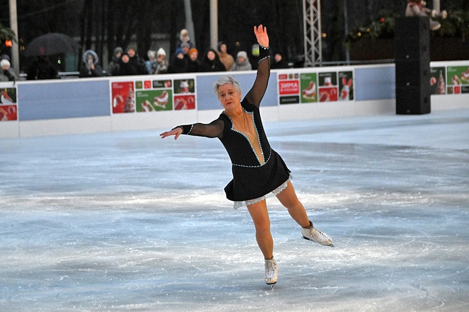    Пенсионерка отметила свой день рождения на льду Евгения ГУСЕВА