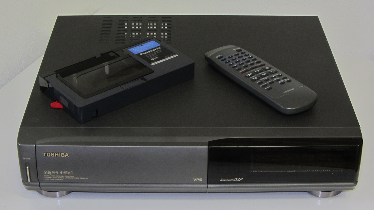 Видеомагнитофон Toshiba V-117G формата VHS. Авторство фото: Thiemo Schuff. Собственная работа, CC BY-SA 3.0 de, https://commons.wikimedia.org/w/index.php?curid=18491304