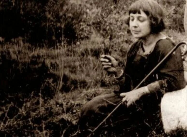 Это странная фотография Марины. На нем она с посохом... как странник. 