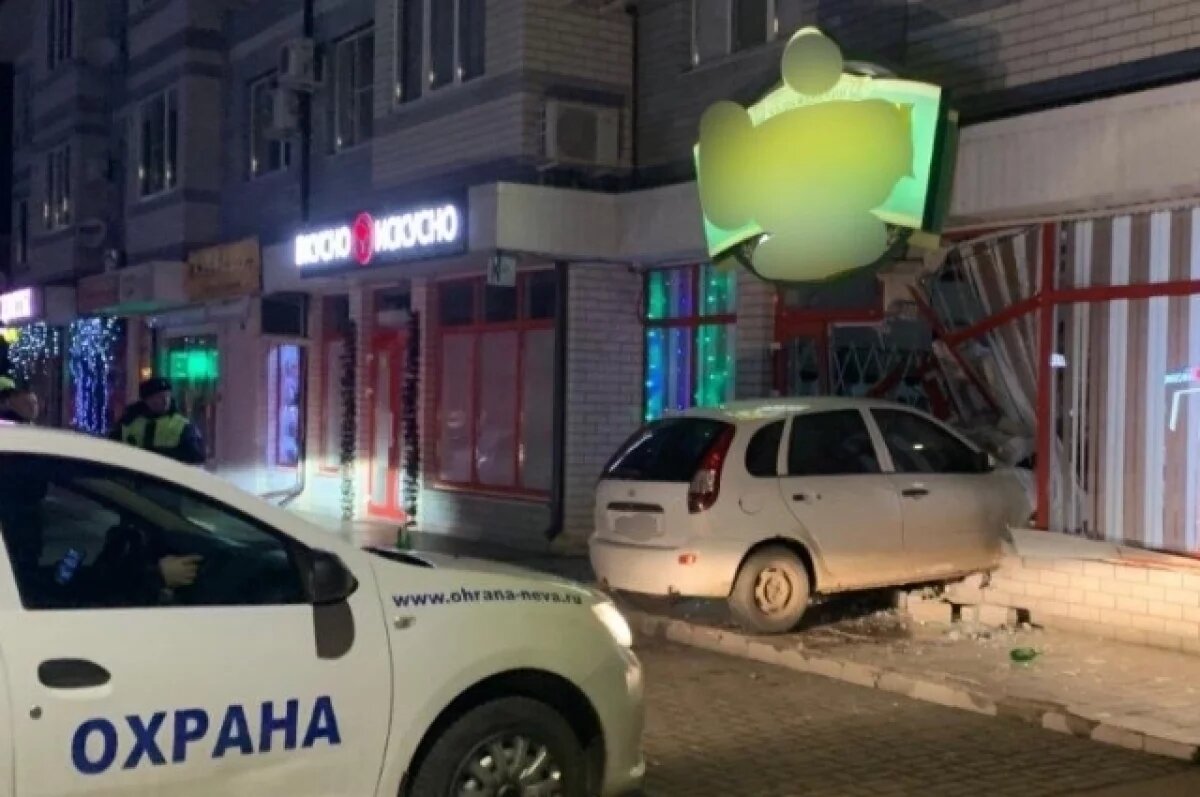    В Горячем Ключе молодой водитель врезался в витрину магазина