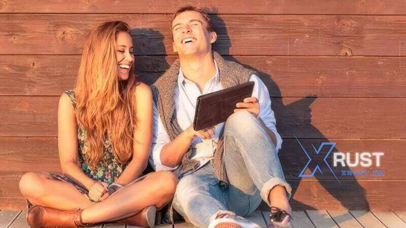 Отличительной чертой женской дружбы является стойкость и непоколебимость оппозиции к мужскому миру. Задушевные разговоры обычно сводятся к тому, что все мужчины – негодяи, взрослые дети и идиоты. Представительницы прекрасного пола сообща противостоят мужскому миру, привыкшему быть сильнее всегда и во всём.

Отношения подруг наполнены куда большей искренностью, с подругой всегда можно все обсудить, поплакаться и пожаловаться на «этих мужиков». Они обсуждают практически все! Это “практически” обуславливается природной чертой женщин видеть в другой женщине соперницу. Конечно, женщины солидарны в извечном противостоянии мужчинам, но в каждом случае ревность и соперничество берут верх над пресловутой солидарностью.

В небезызвестной и всегда обсуждаемой ситуации “любовного треугольника” женщины гораздо чаще рвут отношения с бывшими подругами, начинают ненавидеть столь же горячо, как раньше дружили, и мстить с тем же холодным расчетом, как раньше обсуждали мужчин. В это время друзья-мужчины за кружкой холодненького пива и порцией красных раков решают вообще отказаться от «попытавшейся поссорить их женщины».
