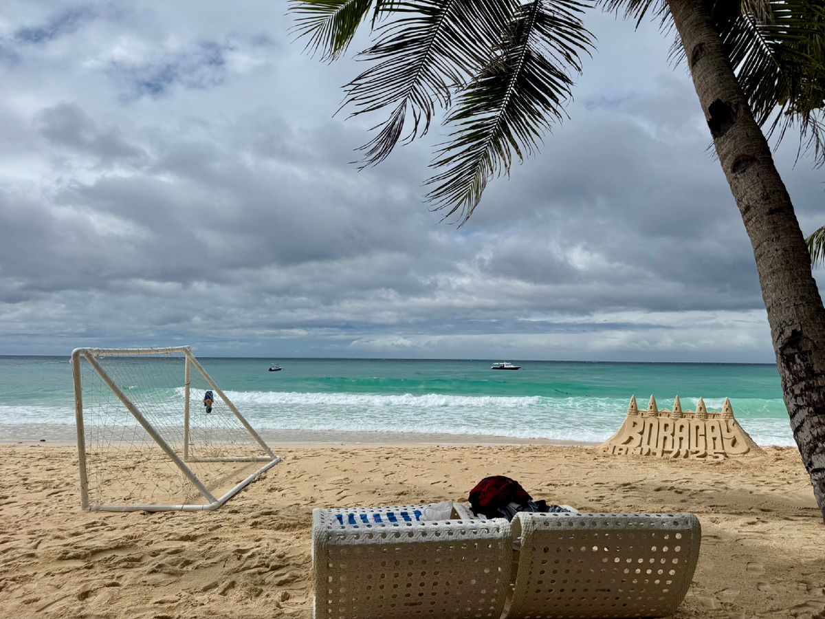 В тот же день пляж отеля Movenpick Resort & SPA Boracay 5*  