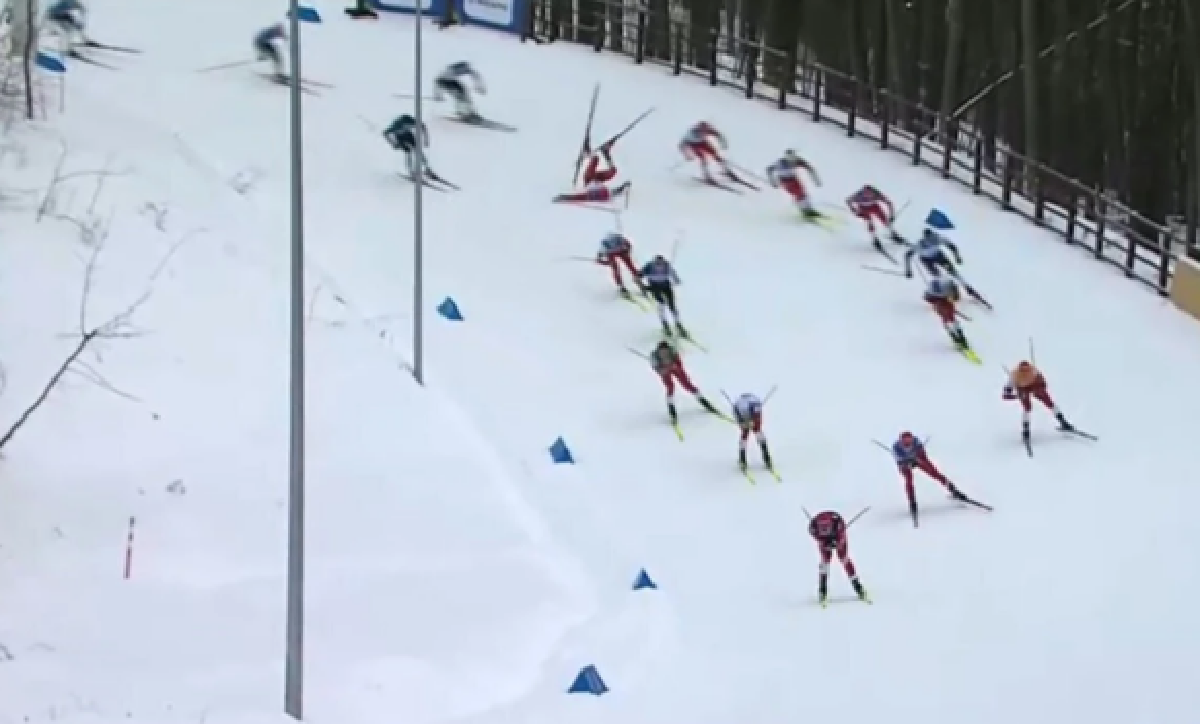 Момент падения Большунова. Фото: Матч ТВ