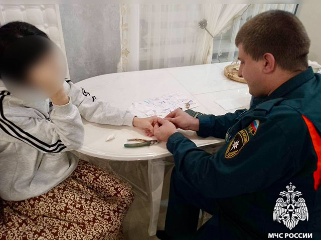 Не простое украшенье! В МЧС Тверской области сняли с пальца девушки кольцо