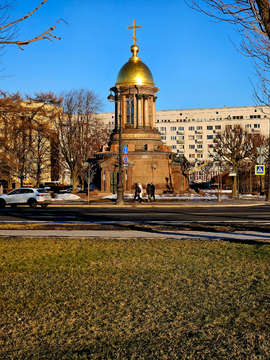 Снега нет, зелёный газон, светит солнышко. И с этого ракурса открылась терраса на верхнем этаже «Дома политкаторжан», которую я раньше не видел.