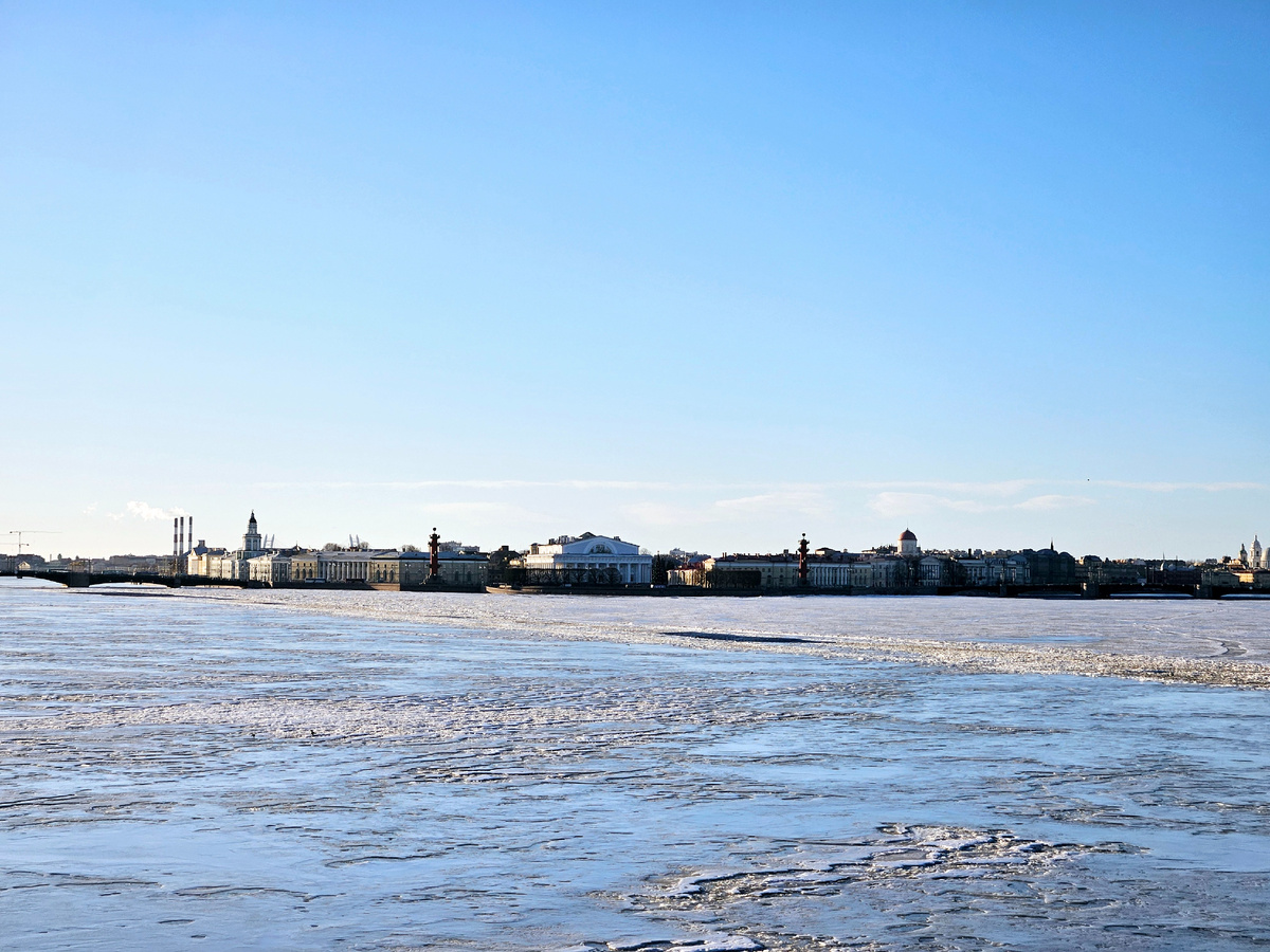Вид на Стрелку Васильевского острова. Ростральные колонны не горят.