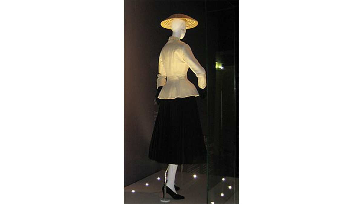 "Bar suit" 1947 года от Dior на выставке 2011 года в Москве