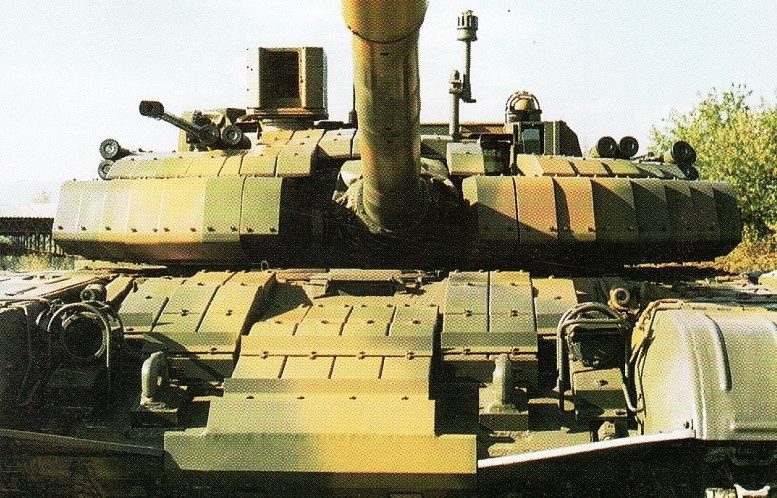 Ранний вариант Т-72М2. Схема модулей и установка ДЗ еще не до конца отработана. Также можно обратить внимение на штатные дымовые гранатометы системы "Туча".
