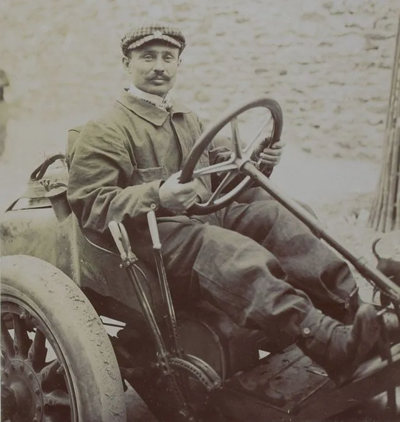 Венгр Ференц Шиш стал победителем первой в истории автогонки Гран-при, одержав победу на Гран-при Франции 1906 года.