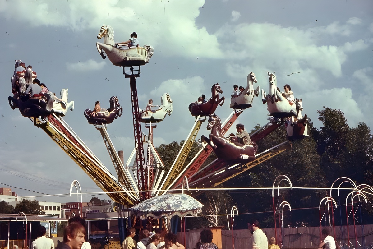 Когда то и мы, с родителями катались на похожем аттракционе...