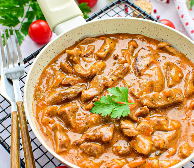 Мягчайшее мясо, густая подлива: идеальный рецепт гуляша из индейки на каждый день