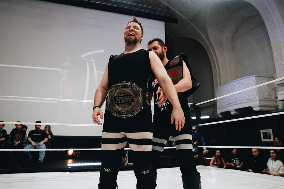 Ронни Кримсон после выигрыша титула Северного чемпиона на шоу Битва на Неве 2023, 16.12.2023 (вместе со своим напарником по группировке Альфа 767 – Марсом Старкадом, справа)