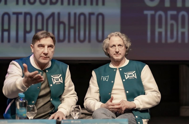    На творческой встрече с поклонниками в муниципальном молодежном театре: Сергей Угрюмов и Виталий Егоров (фото: Муниципальный молодежный театр Волгограда)