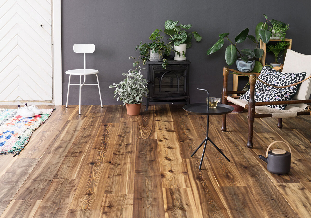 Деревянный пол в оформлении интерьера (фото: avatars.dzeninfra.ru)