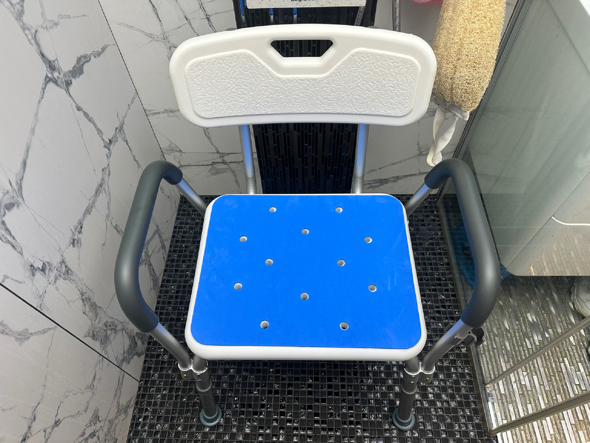 Не переживайте, он новый на фото. Специальный стул для мыть. Храню его на балконе.