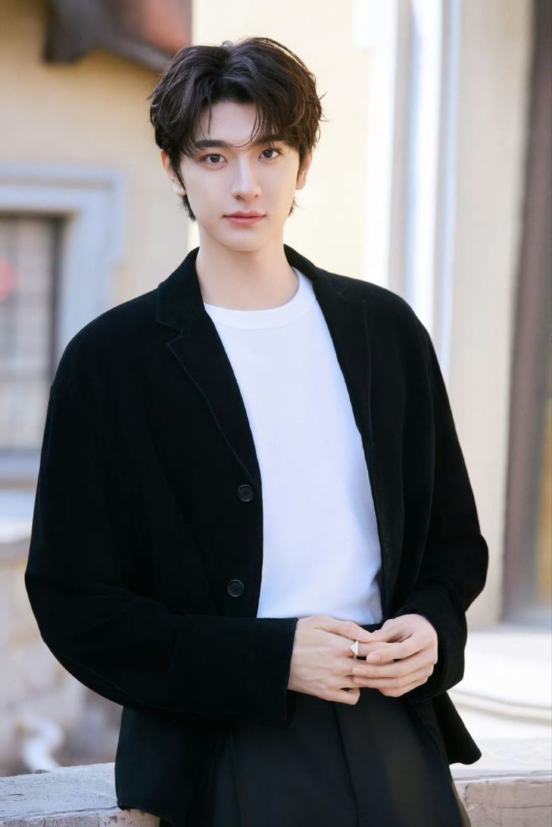 Актёр Линь И