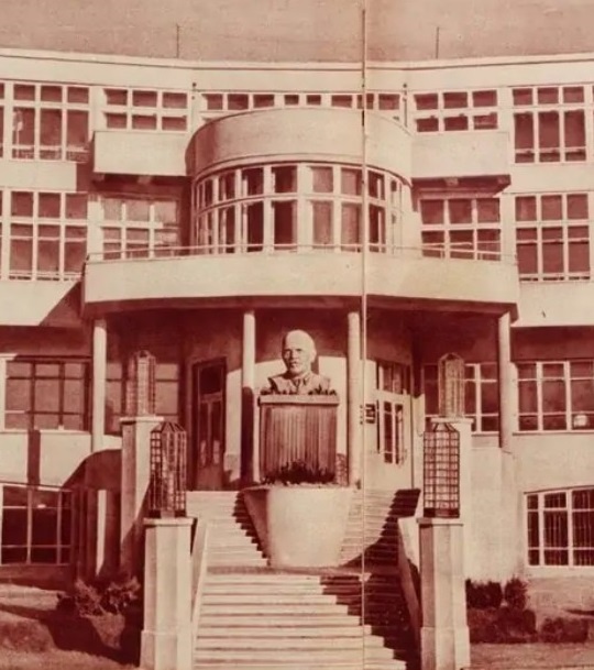 Так главный вход выглядел сразу после открытия. Фото с сайта pastvu.com