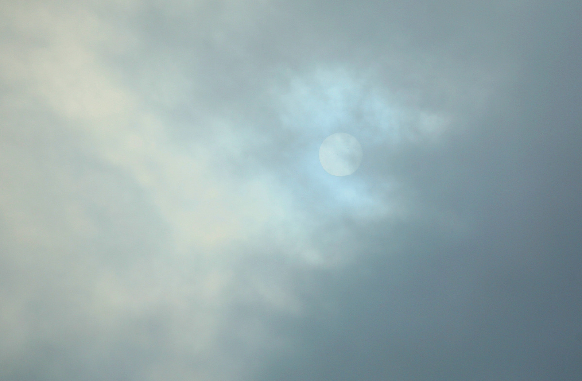 Солнце за туманной взвесью в крещенский полдень.