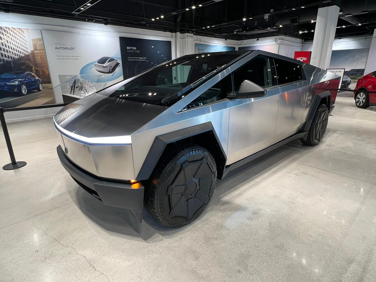 Tesla Cybertruck уже можно заказать в России.